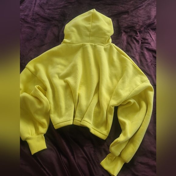 Gorgeous yellow sweat suit set in new condition size medium - Picture 6 of 8